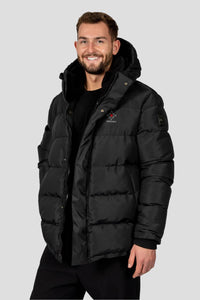 Herren Winterjacke von Edelvetica, handgefertigt für höchste Qualität. Diese stilvolle Jacke zeichnet sich durch ein einzigartiges Edelweiss-Muster auf der Innenseite aus, das traditionelle Schweizer Elemente mit modernem Design verbindet. Die Jacke verbindet Funktionalität mit einem stilvollen Design, ideal für den modischen Auftritt in der Winterlandschaft.