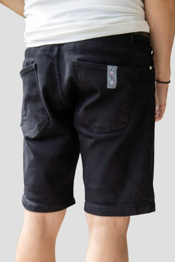 Herren Edelweiss Jeans-Shorts 101 von Edelvetica, eine stilvolle und bequeme Sommerkleidung. Diese Shorts kombinieren das klassische Jeans-Design mit einem dezente Edelweiss-Muster, was einen einzigartigen und modischen Akzent setzt. Ideal für Männer, die im Sommer Komfort und Stil vereinen möchten.