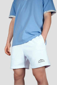 Herren Shorts von Edelvetica mit Edelweiss-Abschluss und Logo, eine modische und praktische Wahl für Freizeitaktivitäten. Diese Shorts zeichnen sich durch ein charakteristisches Edelweiss-Muster am Abschluss und das Edelvetica-Logo aus, was einen Hauch von alpiner Eleganz und Markenidentität verleiht. Ideal für Herren, die lässige, aber stilvolle Kleidung schätzen.