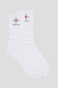 Socken im 3er-Pack von Edelvetica, längere Länge, die Komfort und Stil vereinen. Diese Socken zeichnen sich durch ein subtiles, aber charakteristisches Design aus, ideal für den täglichen Gebrauch. Sie bieten eine perfekte Mischung aus Funktionalität und modischer Eleganz.