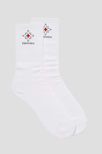 Socken im 3er-Pack von Edelvetica, längere Länge, die Komfort und Stil vereinen. Diese Socken zeichnen sich durch ein subtiles, aber charakteristisches Design aus, ideal für den täglichen Gebrauch. Sie bieten eine perfekte Mischung aus Funktionalität und modischer Eleganz.