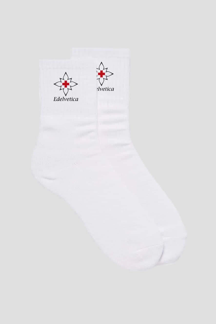 Socken im 3er-Pack von Edelvetica, mittlere Länge, die Komfort und Stil vereinen. Diese Socken zeichnen sich durch ein subtiles, aber charakteristisches Design aus, ideal für den täglichen Gebrauch. Sie bieten eine perfekte Mischung aus Funktionalität und modischer Eleganz.