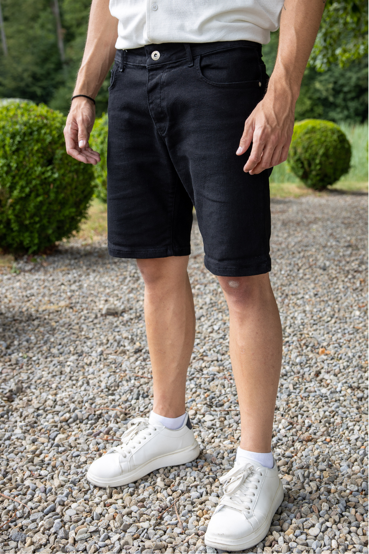 Herren Edelweiss Jeans-Shorts 101 von Edelvetica, eine stilvolle und bequeme Sommerkleidung. Diese Shorts kombinieren das klassische Jeans-Design mit einem dezente Edelweiss-Muster, was einen einzigartigen und modischen Akzent setzt. Ideal für Männer, die im Sommer Komfort und Stil vereinen möchten.