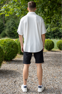 Herren Edelweiss Jeans-Shorts 101 von Edelvetica, eine stilvolle und bequeme Sommerkleidung. Diese Shorts kombinieren das klassische Jeans-Design mit einem dezente Edelweiss-Muster, was einen einzigartigen und modischen Akzent setzt. Ideal für Männer, die im Sommer Komfort und Stil vereinen möchten.