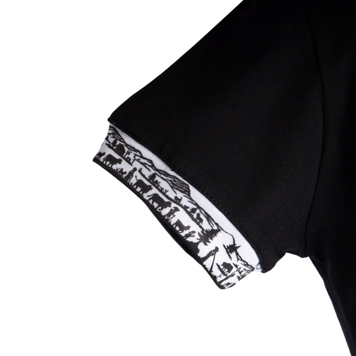 Herren Scherenschnitt Polo-Shirt von Edelvetica, gekennzeichnet durch einzigartige Scherenschnitt-Details am Kragen und den Armabschlüssen. Dieses elegante Polo-Shirt verbindet traditionelle Schweizer Kunst mit modernem Stil und bietet eine stilvolle Option für diverse Anlässe. Perfekt für eine anspruchsvolle Garderobe, die traditionelle Elemente und zeitgenössische Mode vereint.