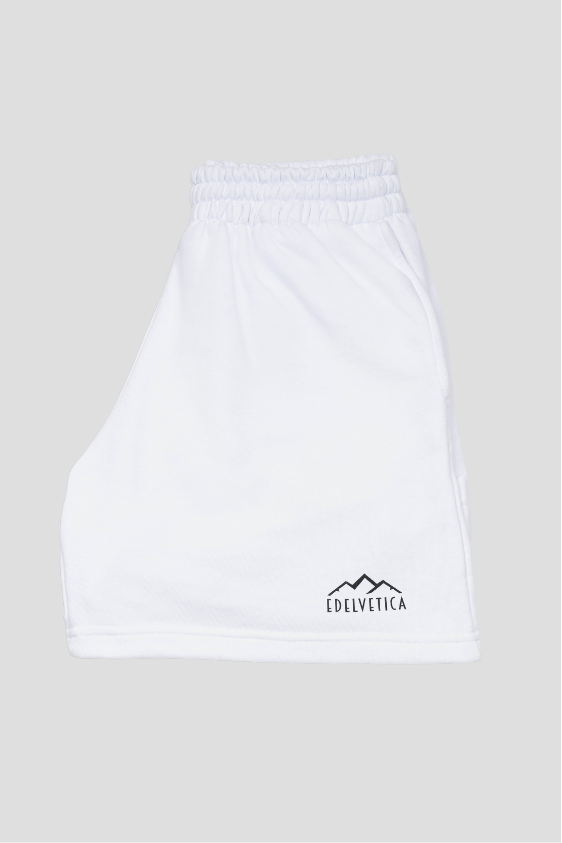 Herren Shorts von Edelvetica mit Edelweiss-Abschluss und Logo, eine modische und praktische Wahl für Freizeitaktivitäten. Diese Shorts zeichnen sich durch ein charakteristisches Edelweiss-Muster am Abschluss und das Edelvetica-Logo aus, was einen Hauch von alpiner Eleganz und Markenidentität verleiht. Ideal für Herren, die lässige, aber stilvolle Kleidung schätzen.