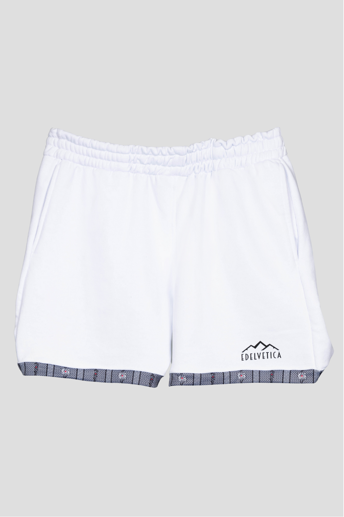 Herren Shorts von Edelvetica mit Edelweiss-Abschluss und Logo, eine modische und praktische Wahl für Freizeitaktivitäten. Diese Shorts zeichnen sich durch ein charakteristisches Edelweiss-Muster am Abschluss und das Edelvetica-Logo aus, was einen Hauch von alpiner Eleganz und Markenidentität verleiht. Ideal für Herren, die lässige, aber stilvolle Kleidung schätzen.