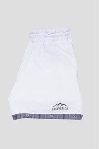 Herren Shorts von Edelvetica mit Edelweiss-Abschluss und Logo, eine modische und praktische Wahl für Freizeitaktivitäten. Diese Shorts zeichnen sich durch ein charakteristisches Edelweiss-Muster am Abschluss und das Edelvetica-Logo aus, was einen Hauch von alpiner Eleganz und Markenidentität verleiht. Ideal für Herren, die lässige, aber stilvolle Kleidung schätzen.