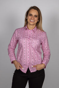 Damen Edelweiss Bluse von Edelvetica, gekennzeichnet durch ein traditionelles und zugleich modernes Design. Diese Bluse ist mit einem charakteristischen Edelweiss-Muster verziert und bietet eine perfekte Mischung aus Schweizer Tradition und zeitgemäßer Eleganz. Ideal für formelle und informelle Anlässe, bei denen stilvolle Kleidung gefragt ist.