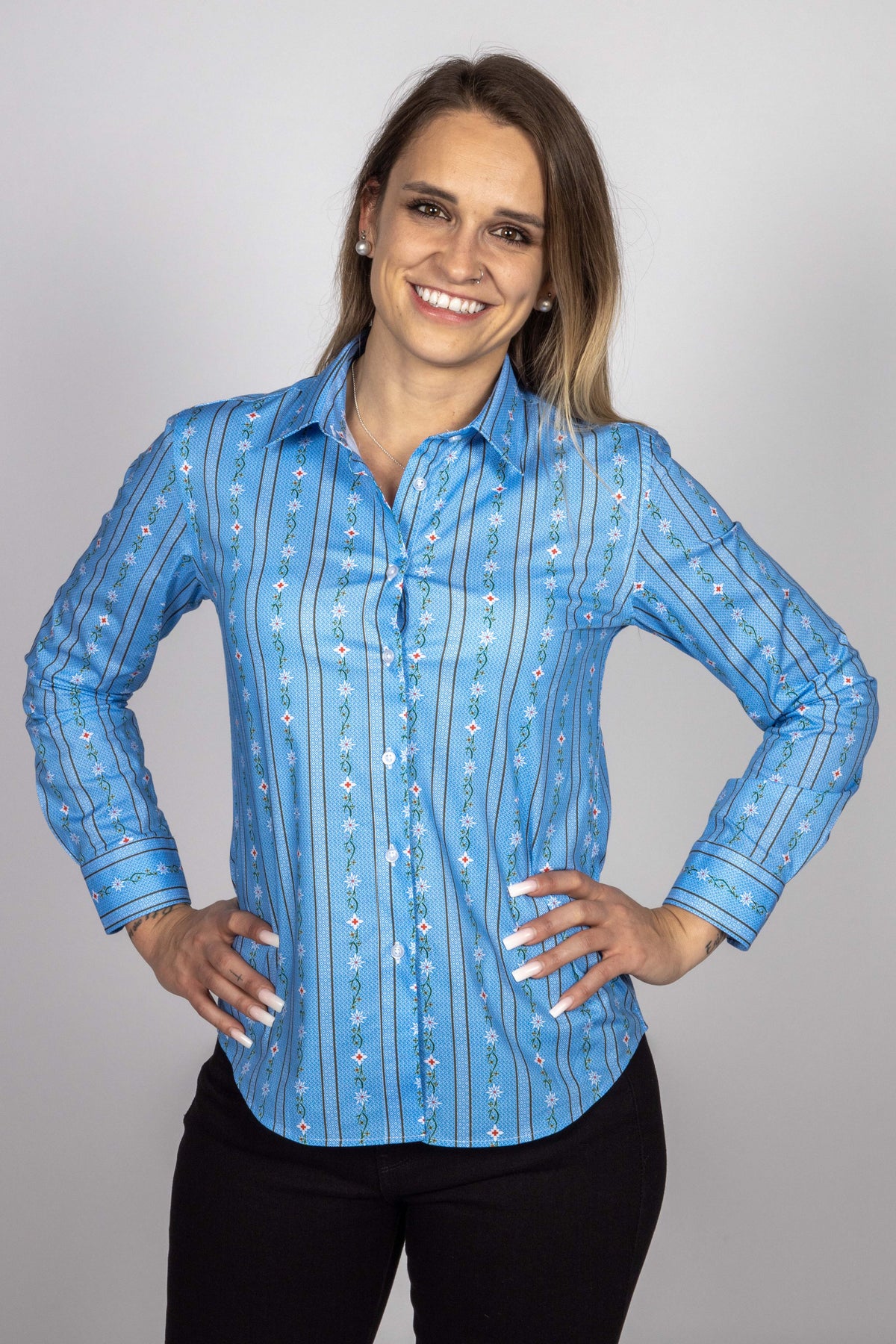 Damen Edelweiss Bluse von Edelvetica, gekennzeichnet durch ein traditionelles und zugleich modernes Design. Diese Bluse ist mit einem charakteristischen Edelweiss-Muster verziert und bietet eine perfekte Mischung aus Schweizer Tradition und zeitgemäßer Eleganz. Ideal für formelle und informelle Anlässe, bei denen stilvolle Kleidung gefragt ist.