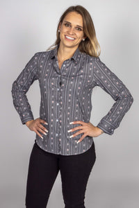 Damen Edelweiss Bluse von Edelvetica, gekennzeichnet durch ein traditionelles und zugleich modernes Design. Diese Bluse ist mit einem charakteristischen Edelweiss-Muster verziert und bietet eine perfekte Mischung aus Schweizer Tradition und zeitgemäßer Eleganz. Ideal für formelle und informelle Anlässe, bei denen stilvolle Kleidung gefragt ist.