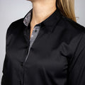 Damen Edelweiss Bluse von Edelvetica, elegant und traditionell gestaltet. Die Bluse zeichnet sich durch ein feines Edelweiss-Muster aus, das einen Hauch von alpiner Eleganz verleiht. Sie ist ideal für Anlässe, bei denen eine Kombination aus klassischem Stil und modischer Raffinesse gefragt ist.