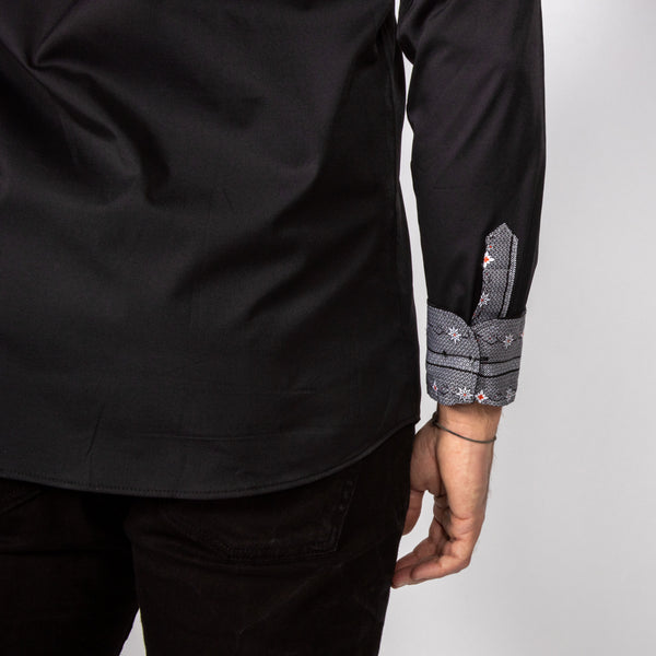 Herren Edelweiss Hemd von Edelvetica, elegant und traditionell gestaltet. Das Hemd zeichnet sich durch ein feines Edelweiss-Muster aus, das einen Hauch von alpiner Eleganz verleiht. Es ist ideal für Anlässe, bei denen eine Kombination aus klassischem Stil und modischer Raffinesse gefragt ist.