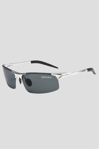 Unisex Sonnenbrille 'Race' von Edelvetica, ein sportliches und dynamisches Design. Diese Sonnenbrille präsentiert einen modernen, aerodynamischen Stil, perfekt für Aktivitäten und Lebensstile mit hohem Tempo. Sie bietet sowohl für Männer als auch für Frauen einen trendigen und funktionalen Sonnenschutz.