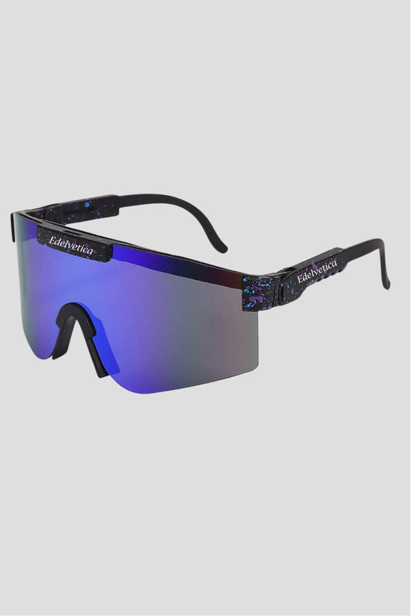 Unisex Sonnenbrille 'Rave' von Edelvetica, ein trendiges und schickes Accessoire. Diese Sonnenbrille zeichnet sich durch ihr modernes Design und klare Linien aus, perfekt für modebewusste Träger. Sie bietet sowohl Stil als auch Schutz und eignet sich ideal für verschiedene Outdoor-Aktivitäten und Freizeitanlässe.