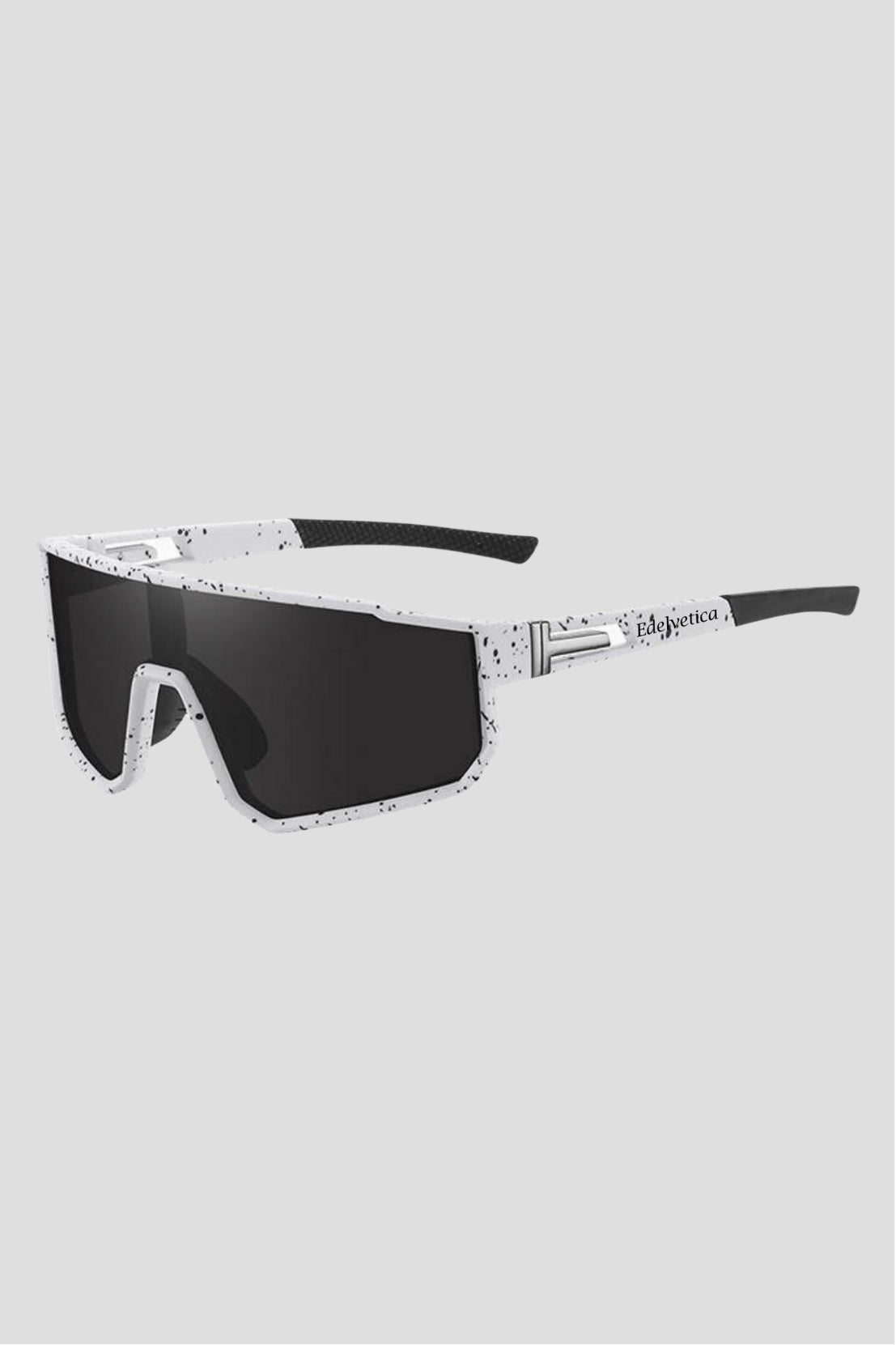 Unisex Sonnenbrille 'Edge' von Edelvetica, eine moderne und stilvolle Sonnenbrille. Sie zeichnet sich durch ihr einzigartiges, kantiges Design aus, das eine trendige und modische Ausstrahlung bietet. Perfekt für Männer und Frauen, die ein Statement-Accessoire suchen, das sowohl Schutz als auch modisches Flair bietet.