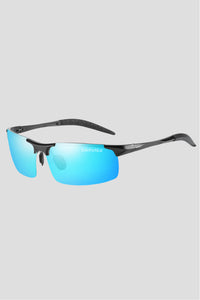 Unisex Sonnenbrille 'Race' von Edelvetica, ein sportliches und dynamisches Design. Diese Sonnenbrille präsentiert einen modernen, aerodynamischen Stil, perfekt für Aktivitäten und Lebensstile mit hohem Tempo. Sie bietet sowohl für Männer als auch für Frauen einen trendigen und funktionalen Sonnenschutz.