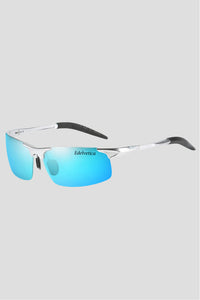 Unisex Sonnenbrille 'Race' von Edelvetica, ein sportliches und dynamisches Design. Diese Sonnenbrille präsentiert einen modernen, aerodynamischen Stil, perfekt für Aktivitäten und Lebensstile mit hohem Tempo. Sie bietet sowohl für Männer als auch für Frauen einen trendigen und funktionalen Sonnenschutz.