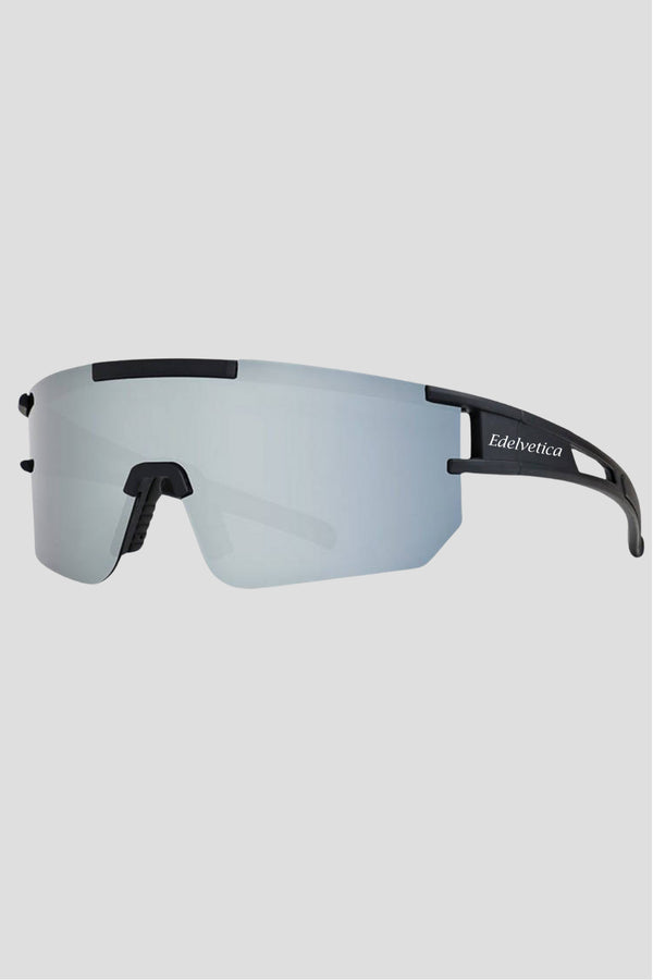 Unisex Sonnenbrille 'Round Race' von Edelvetica, ein elegantes und zugleich sportliches Accessoire. Diese Sonnenbrille zeichnet sich durch ihre runden Gläser und das schlanke, moderne Design aus, das einen Hauch von Retro-Flair mit zeitgemäßer Eleganz verbindet. Sie bietet universellen Stil und Schutz, ideal für modebewusste Männer und Frauen, die einen dynamischen Lebensstil pflegen.