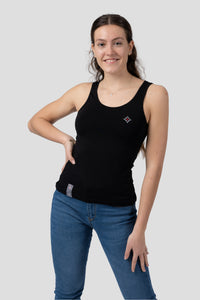 Damen Edelweiss Tank Top von Edelvetica, ein leichtes und stilvolles Oberteil. Dieses Tank Top zeichnet sich durch ein subtiles Edelweiss-Blumenmuster aus, das eine Verbindung zur Schweizer Kultur herstellt. Es ist perfekt für warme Tage und kombiniert Komfort mit einem Hauch von alpiner Eleganz.