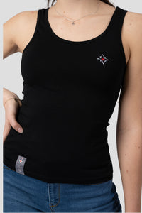 Damen Edelweiss Tank Top von Edelvetica, ein leichtes und stilvolles Oberteil. Dieses Tank Top zeichnet sich durch ein subtiles Edelweiss-Blumenmuster aus, das eine Verbindung zur Schweizer Kultur herstellt. Es ist perfekt für warme Tage und kombiniert Komfort mit einem Hauch von alpiner Eleganz.