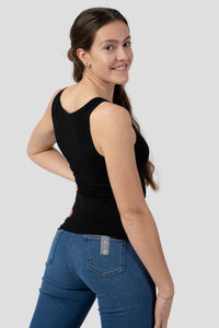 Damen Edelweiss Tank Top von Edelvetica, ein leichtes und stilvolles Oberteil. Dieses Tank Top zeichnet sich durch ein subtiles Edelweiss-Blumenmuster aus, das eine Verbindung zur Schweizer Kultur herstellt. Es ist perfekt für warme Tage und kombiniert Komfort mit einem Hauch von alpiner Eleganz.