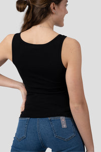 Damen Edelweiss Tank Top von Edelvetica, ein leichtes und stilvolles Oberteil. Dieses Tank Top zeichnet sich durch ein subtiles Edelweiss-Blumenmuster aus, das eine Verbindung zur Schweizer Kultur herstellt. Es ist perfekt für warme Tage und kombiniert Komfort mit einem Hauch von alpiner Eleganz.