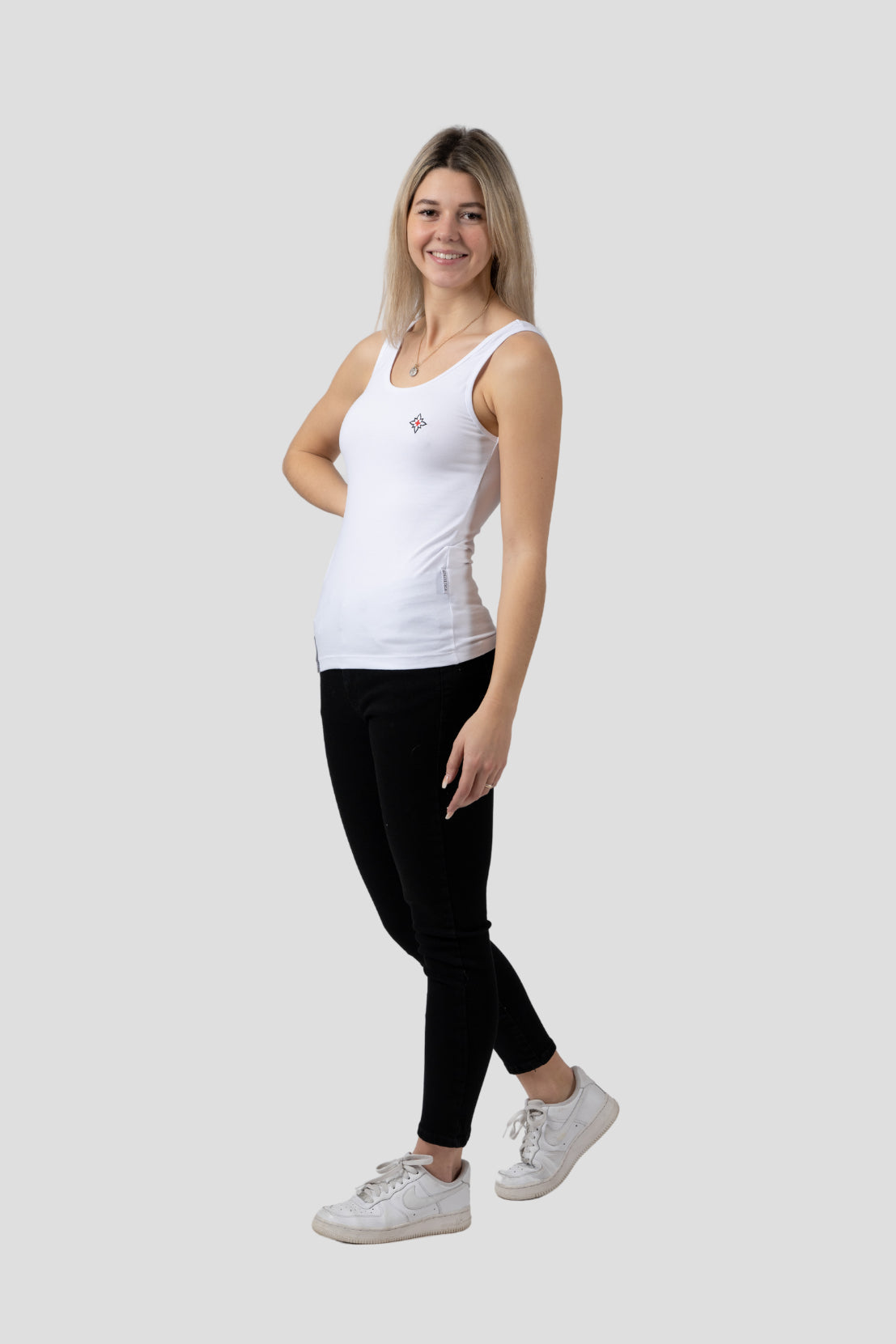 Damen Edelweiss Tank Top von Edelvetica, ein leichtes und stilvolles Oberteil. Dieses Tank Top zeichnet sich durch ein subtiles Edelweiss-Blumenmuster aus, das eine Verbindung zur Schweizer Kultur herstellt. Es ist perfekt für warme Tage und kombiniert Komfort mit einem Hauch von alpiner Eleganz.