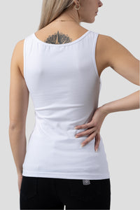 Damen Edelweiss Tank Top von Edelvetica, ein leichtes und stilvolles Oberteil. Dieses Tank Top zeichnet sich durch ein subtiles Edelweiss-Blumenmuster aus, das eine Verbindung zur Schweizer Kultur herstellt. Es ist perfekt für warme Tage und kombiniert Komfort mit einem Hauch von alpiner Eleganz.