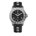 Trauffer Herrenuhr mit silberfarbenem Gehäuse, schwarzem Lederarmband mit Edelweiss-Stickerei, schwarzem Zifferblatt und Alpaufzug-Gravur – Swiss Made