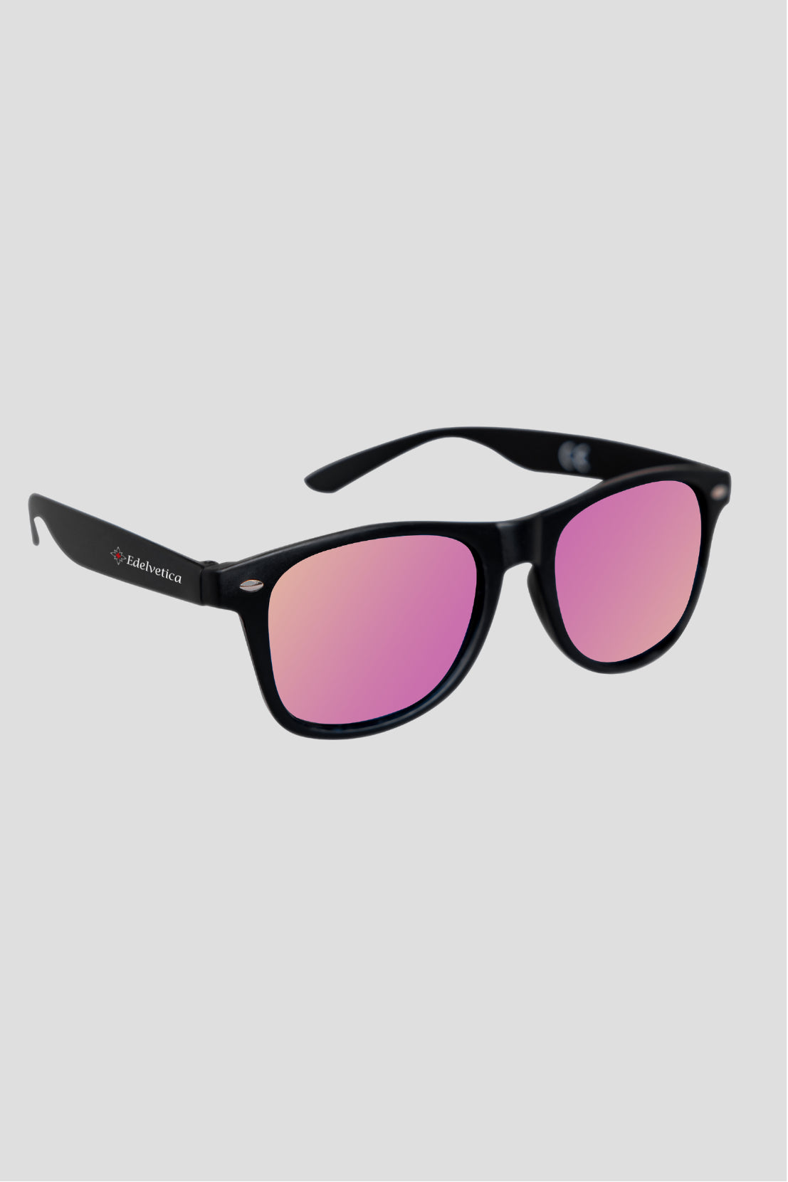 Unisex-Sonnenbrille mit Edelvetica-Logo, eine stilvolle und vielseitige Sonnenbrille. Sie verfügt über ein modernes Design mit dem charakteristischen Edelvetica-Logo, was einen Hauch von Eleganz und Markenbewusstsein vermittelt. Ideal für Männer und Frauen, die sowohl Funktionalität als auch Mode in ihrem Alltagsaccessoire suchen.