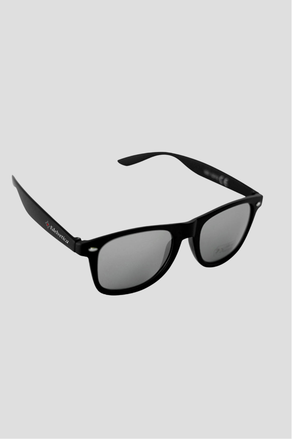 Unisex-Sonnenbrille mit Edelvetica-Logo, eine stilvolle und vielseitige Sonnenbrille. Sie verfügt über ein modernes Design mit dem charakteristischen Edelvetica-Logo, was einen Hauch von Eleganz und Markenbewusstsein vermittelt. Ideal für Männer und Frauen, die sowohl Funktionalität als auch Mode in ihrem Alltagsaccessoire suchen.