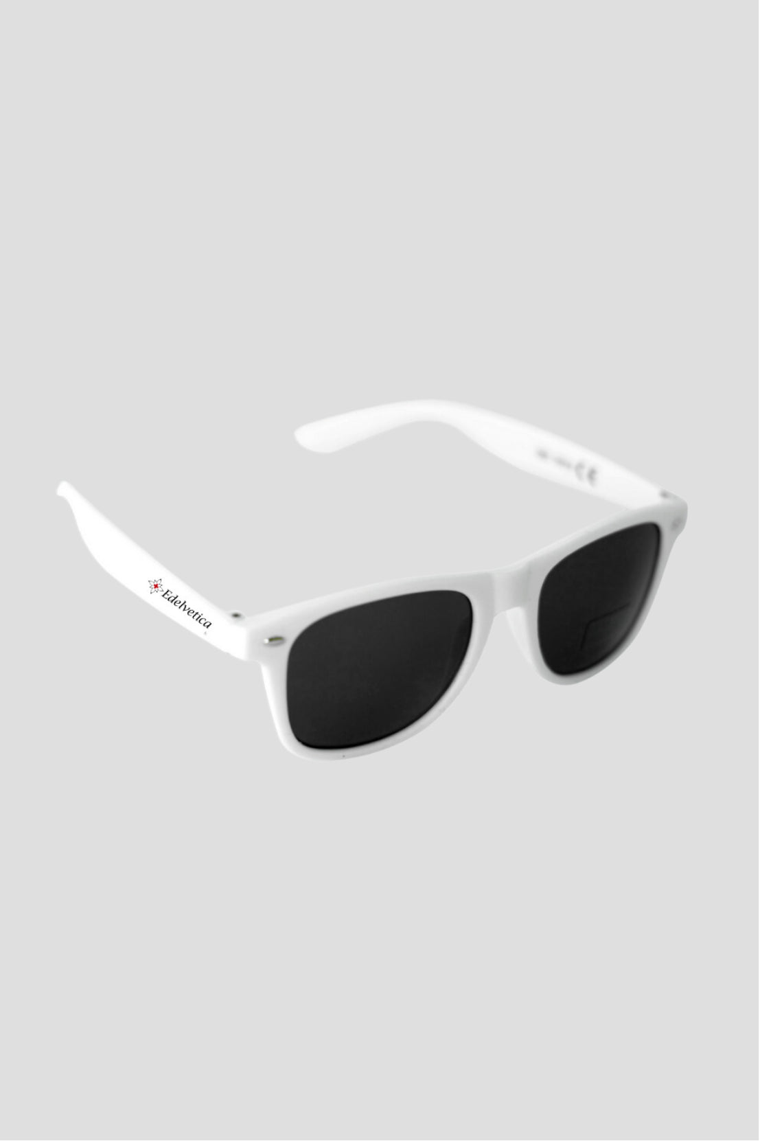 Unisex-Sonnenbrille mit Edelvetica-Logo, eine stilvolle und vielseitige Sonnenbrille. Sie verfügt über ein modernes Design mit dem charakteristischen Edelvetica-Logo, was einen Hauch von Eleganz und Markenbewusstsein vermittelt. Ideal für Männer und Frauen, die sowohl Funktionalität als auch Mode in ihrem Alltagsaccessoire suchen.