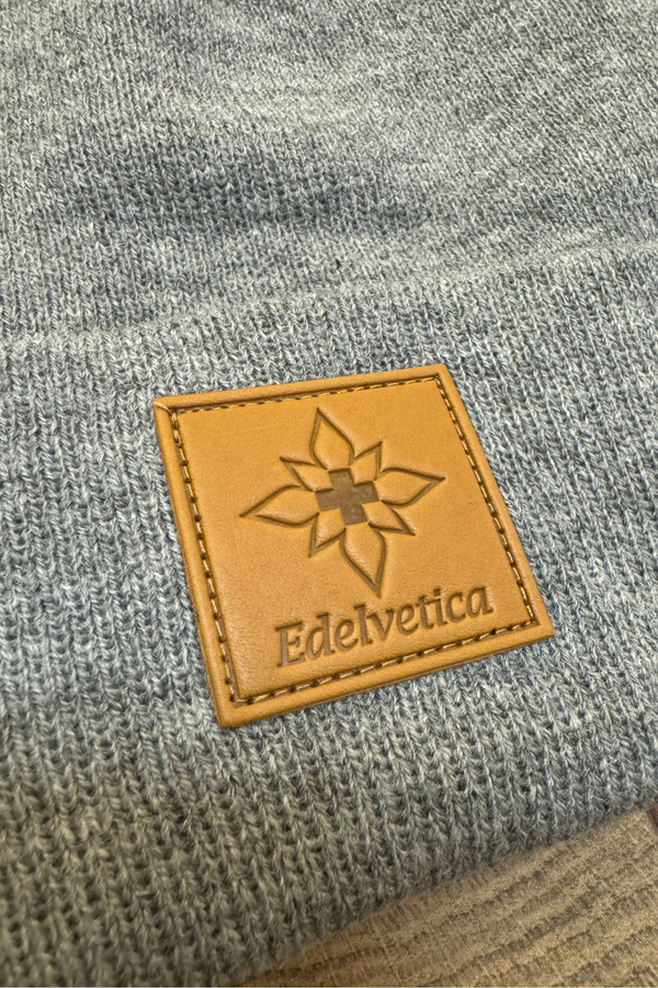 Wintermütze Edelvetica – stilvolle, nachhaltige Mütze mit Schweizer Design in Schwarz oder Grau, perfekt für kalte Wintertage.