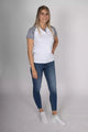 Damen Polo-Shirt Edelweiss Twist – Stilvolles Poloshirt mit dezenten Edelweiss-Akzenten am Kragen und den Ärmeln. Hochwertige Baumwollmischung, sportlich-eleganter Schnitt, ideal für Alltag und Freizeit. Schweizer Design von Edelvetica.