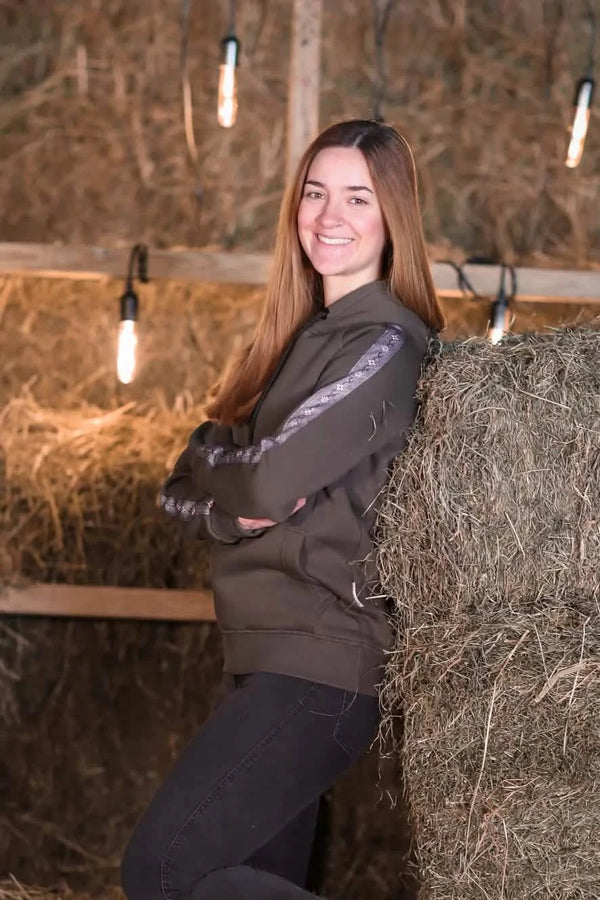 Damen Edelweiss-Kapuzenpullover – Gemütlicher Hoodie mit traditionellem Edelweiss-Muster an den Ärmeln. Weiche Baumwollmischung, lockere Passform, ideal für Freizeit und Outdoor. Schweizer Design von Edelvetica.