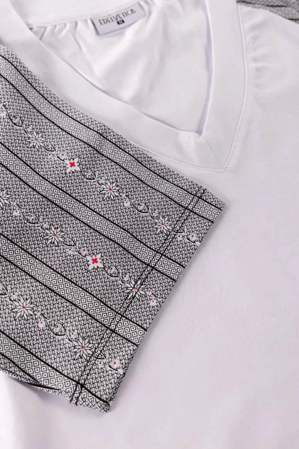 Damen T-Shirt Edelweiss Twist – Klassisches T-Shirt mit stilvollen Edelweiss-Akzenten an den Ärmeln. Weiche Baumwollmischung, bequeme Passform, perfekt für Alltag und Freizeit. Schweizer Design von Edelvetica.