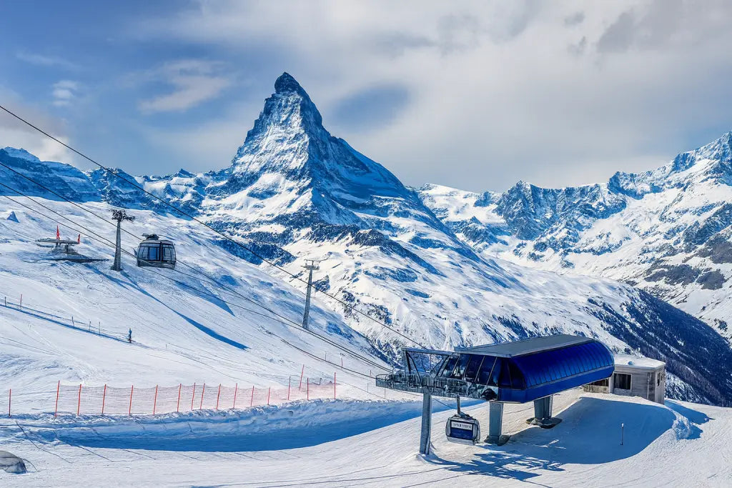 Ski-Seilbahn in den verschneiten Schweizer Alpen.