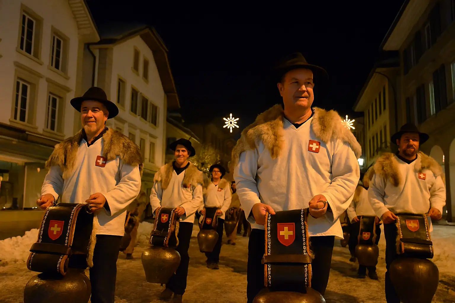 Traditioneller Trychler Umzug durch eine verschneite Innenstadt