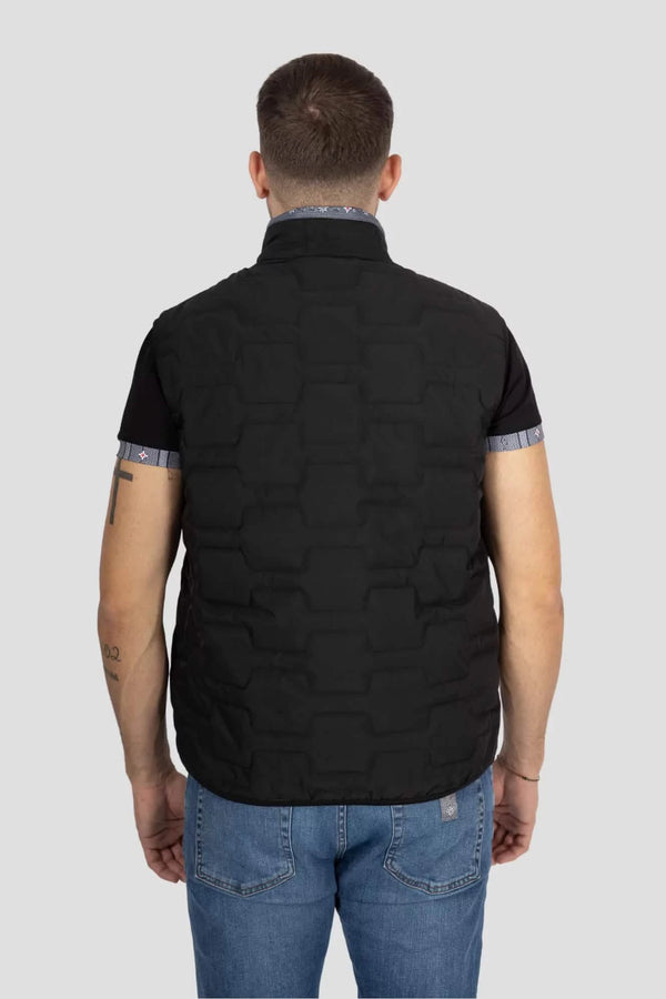 Gilet Edelweiss Herren in Schwarz mit grauem Edelweiss-Muster, hochwertig verarbeitet, mit dezenten Edelweiss-Streifen am Reissverschluss und Nacken, ideal für Arbeit, Freizeit und elegante Anlässe.