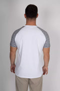 Herren T-Shirt Edelweiss Twist – Klassisches T-Shirt mit stilvollen Edelweiss-Akzenten an den Ärmeln. Weiche Baumwollmischung, bequeme Passform, perfekt für Alltag und Freizeit. Schweizer Design von Edelvetica.