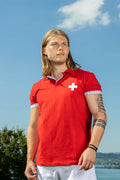 Herren Edelweiss-Polo mit Schweizer Kreuz von Edelvetica, ein einzigartiges und stilvolles Kleidungsstück. Dieses Polo Shirt kombiniert das traditionelle Edelweiss-Motiv mit dem Schweizer Kreuz, was eine besondere kulturelle Bedeutung in der Schweizer Tradition symbolisiert. Ideal für Herren, die Wert auf eine Kombination aus Mode und kultureller Ausdruckskraft legen.