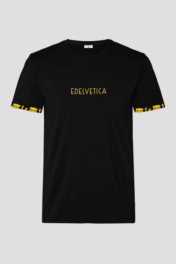 Herren Shirt 'Alpaufzug' von Edelvetica, das traditionelle Schweizer Kultur mit modernem Design verbindet. Das Shirt zeigt eine Darstellung des Alpaufzugs, einem traditionellen Schweizer Ereignis, das den Beginn des Alpsommers markiert. Es kombiniert Komfort und Stil, ideal für alltägliche oder besondere Anlässe.