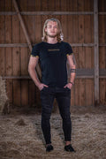 Herren Shirt 'Alpaufzug' von Edelvetica, das traditionelle Schweizer Kultur mit modernem Design verbindet. Das Shirt zeigt eine Darstellung des Alpaufzugs, einem traditionellen Schweizer Ereignis, das den Beginn des Alpsommers markiert. Es kombiniert Komfort und Stil, ideal für alltägliche oder besondere Anlässe.