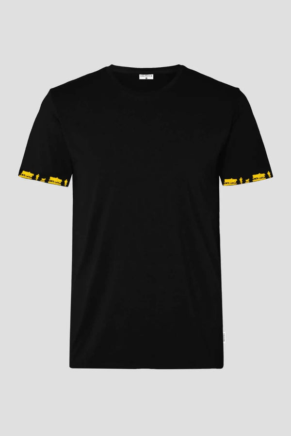 Herren Shirt 'Alpaufzug' von Edelvetica, das traditionelle Schweizer Kultur mit modernem Design verbindet. Das Shirt zeigt eine Darstellung des Alpaufzugs, einem traditionellen Schweizer Ereignis, das den Beginn des Alpsommers markiert. Es kombiniert Komfort und Stil, ideal für alltägliche oder besondere Anlässe.