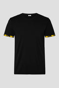 Herren Shirt 'Alpaufzug' von Edelvetica, das traditionelle Schweizer Kultur mit modernem Design verbindet. Das Shirt zeigt eine Darstellung des Alpaufzugs, einem traditionellen Schweizer Ereignis, das den Beginn des Alpsommers markiert. Es kombiniert Komfort und Stil, ideal für alltägliche oder besondere Anlässe.