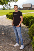 Herren Shirt 'Alpaufzug' von Edelvetica, das traditionelle Schweizer Kultur mit modernem Design verbindet. Das Shirt zeigt eine Darstellung des Alpaufzugs, einem traditionellen Schweizer Ereignis, das den Beginn des Alpsommers markiert. Es kombiniert Komfort und Stil, ideal für alltägliche oder besondere Anlässe.