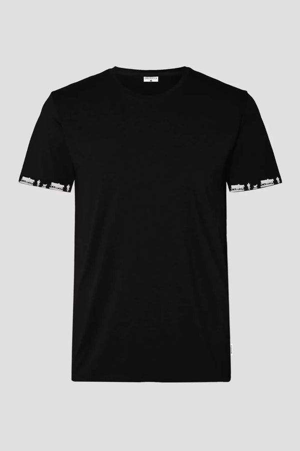 Herren Shirt 'Alpaufzug' von Edelvetica, das traditionelle Schweizer Kultur mit modernem Design verbindet. Das Shirt zeigt eine Darstellung des Alpaufzugs, einem traditionellen Schweizer Ereignis, das den Beginn des Alpsommers markiert. Es kombiniert Komfort und Stil, ideal für alltägliche oder besondere Anlässe.