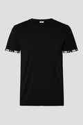 Herren Shirt 'Alpaufzug' von Edelvetica, das traditionelle Schweizer Kultur mit modernem Design verbindet. Das Shirt zeigt eine Darstellung des Alpaufzugs, einem traditionellen Schweizer Ereignis, das den Beginn des Alpsommers markiert. Es kombiniert Komfort und Stil, ideal für alltägliche oder besondere Anlässe.