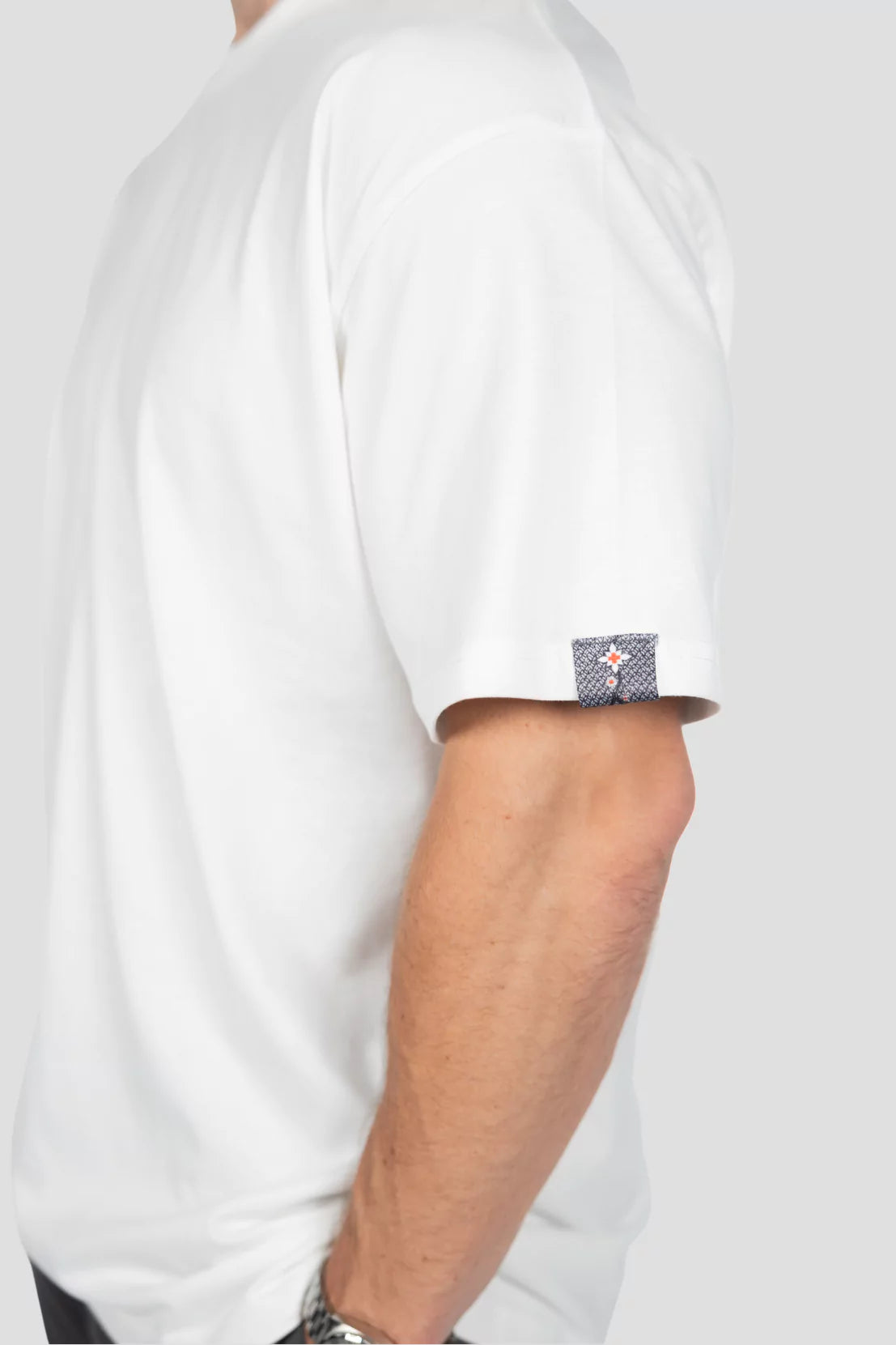 T-Shirt Edelweiss Oversized Light Herren mit dezentem Edelweiss-Badge am Arm – Oversized Fit aus 100 % Baumwolle